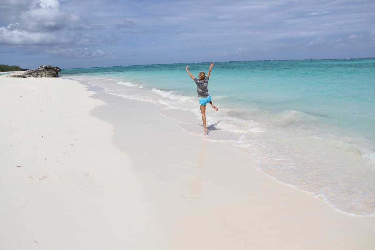 Hollywood Beach Suites Turks And Caicos Whitby Exterior foto