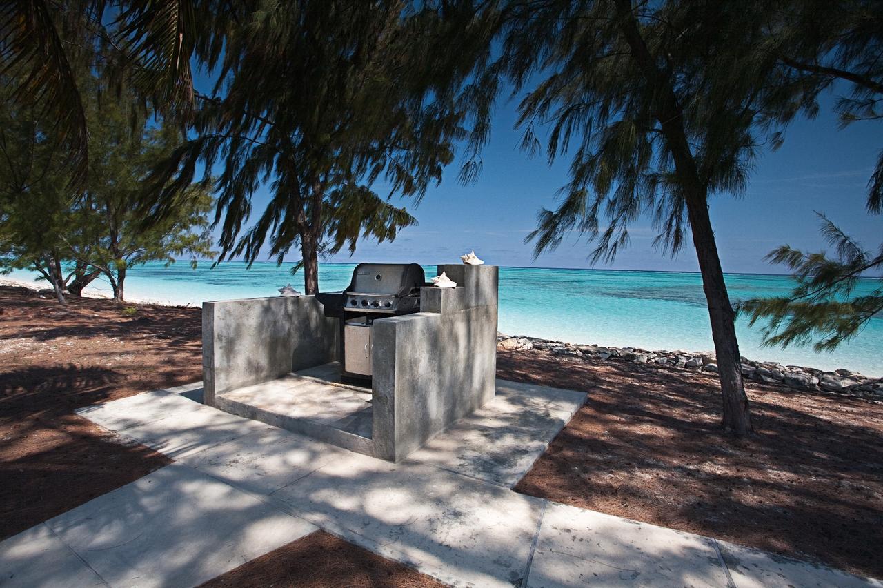 Hollywood Beach Suites Turks And Caicos Whitby Exterior foto
